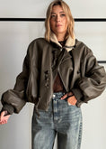Carica l'immagine nel visualizzatore della galleria, Giacca bomber con collo teddy - PHILIALOFT
