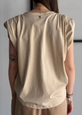 Carica l'immagine nel visualizzatore della galleria, T-shirt PHILIALOFT sabbia con spalline strutturate
