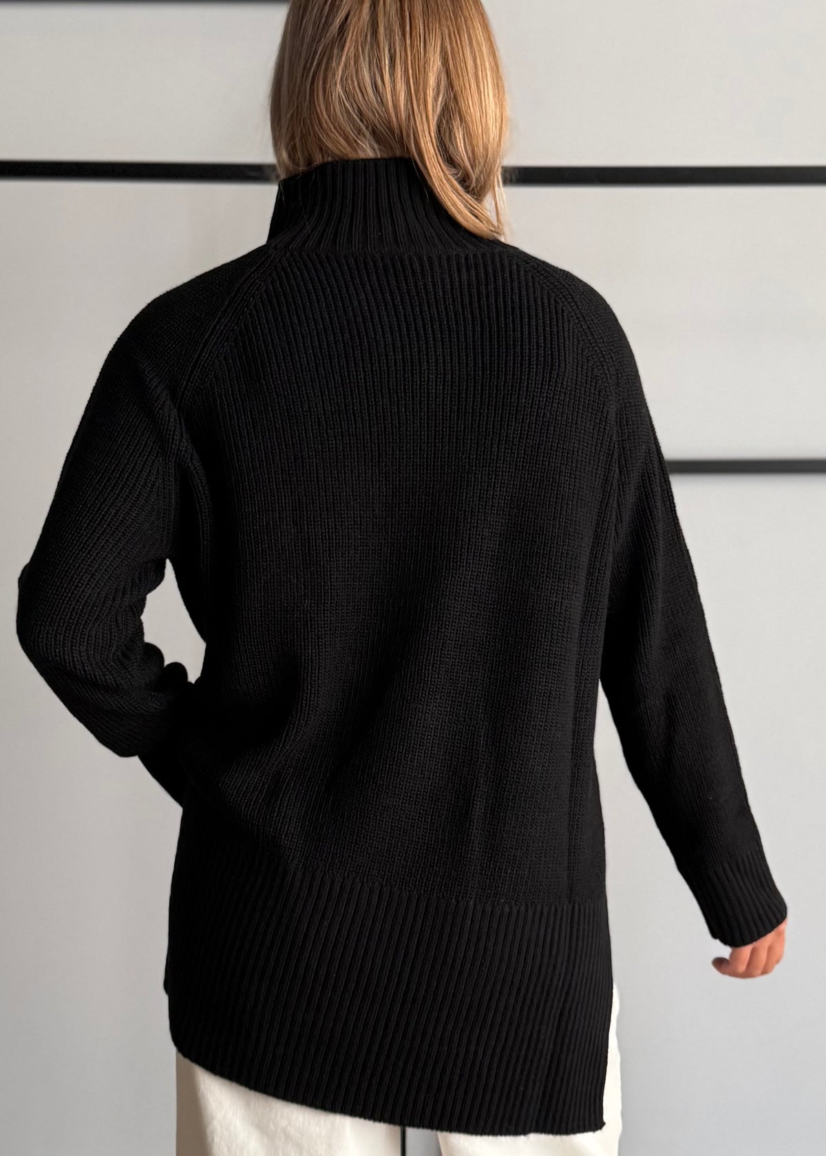 Maglia nera modello cratere con spacchi - KONTATTO
