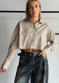 Carica l'immagine nel visualizzatore della galleria, Camicia cropped a quadri con taschino
