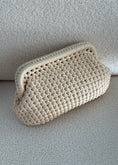 Carica l'immagine nel visualizzatore della galleria, Clutch intrecciata beige chiaro
