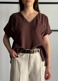 Carica l'immagine nel visualizzatore della galleria, Blusa PHILIALOFT con scollo a V
