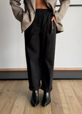 Carica l'immagine nel visualizzatore della galleria, Pantalone nero relax con charm - PHILIALOFT
