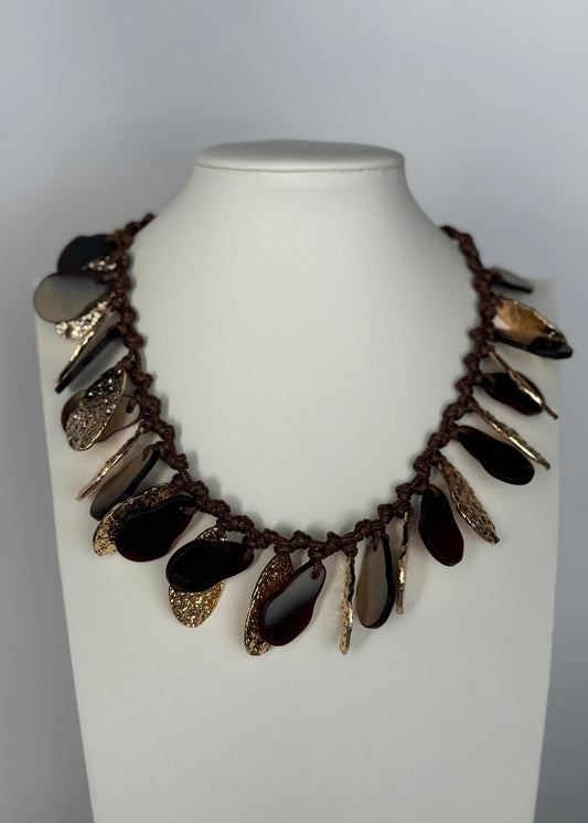 Collana corta con pendenti dorati e resina marrone
