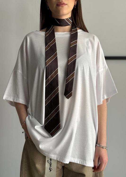 T-shirt ZAHJR over con cravatta