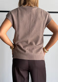 Carica l'immagine nel visualizzatore della galleria, Gilet in maglia con scollo V tortora - ZAHJR
