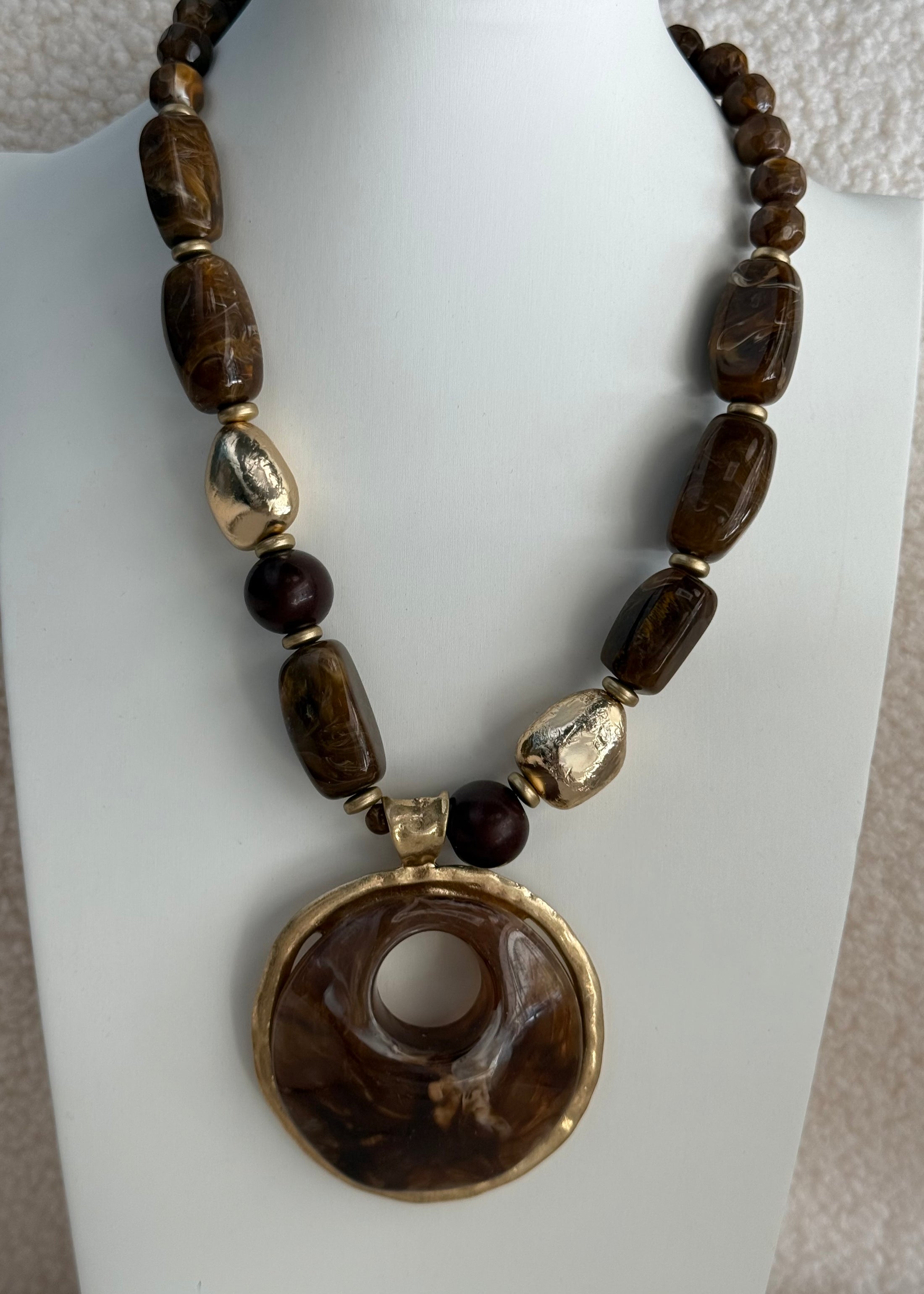 Collana marrone con maxi pendente oro
