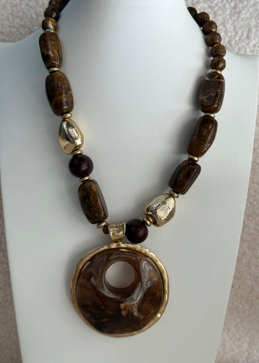 Collana marrone con maxi pendente oro