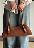 Carica l'immagine nel visualizzatore della galleria, Borsa a spalla THEVICE in suede cammello

