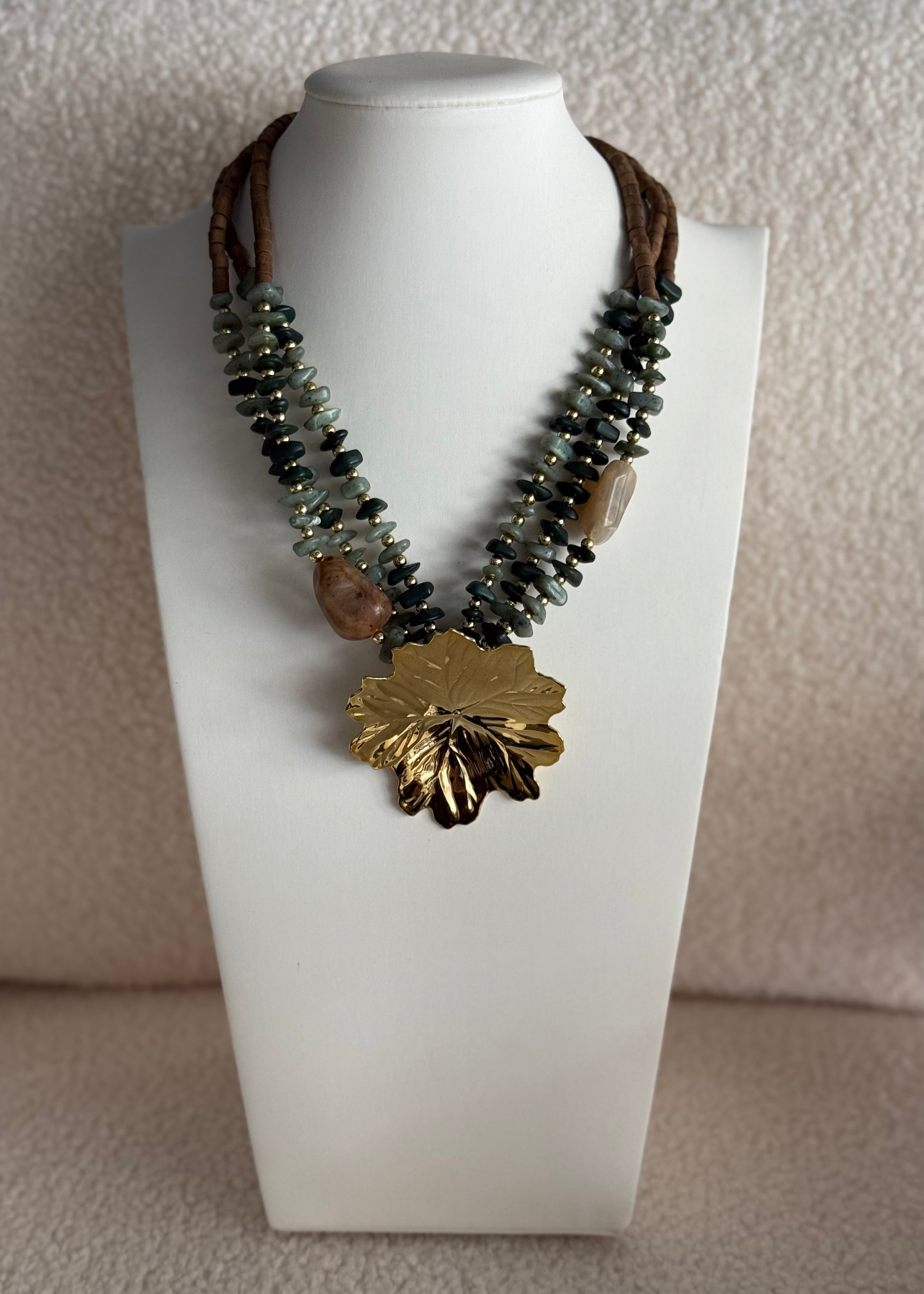 Collana con pendente foglia