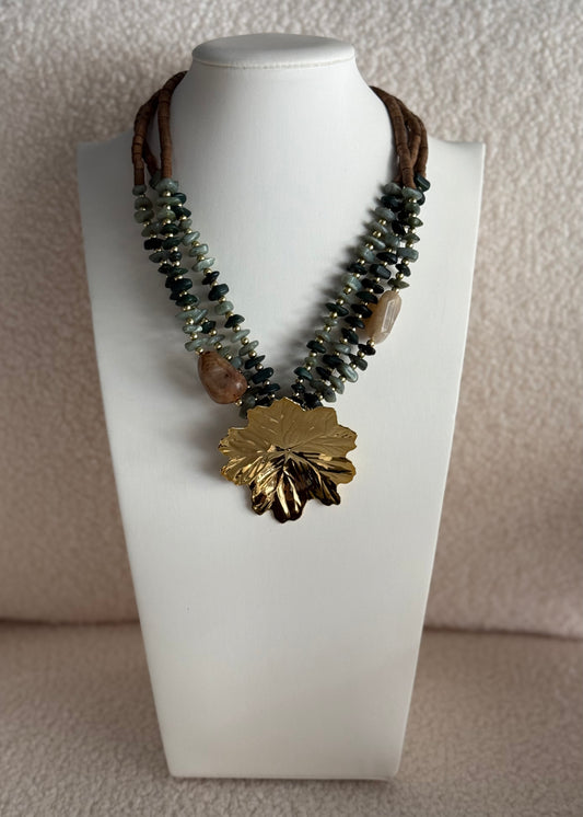 Collana con pendente foglia