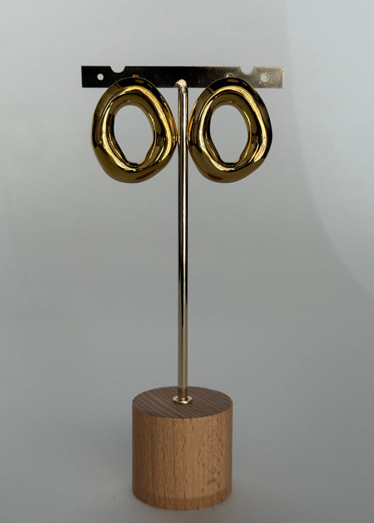 Orecchini dorati effetto scultura