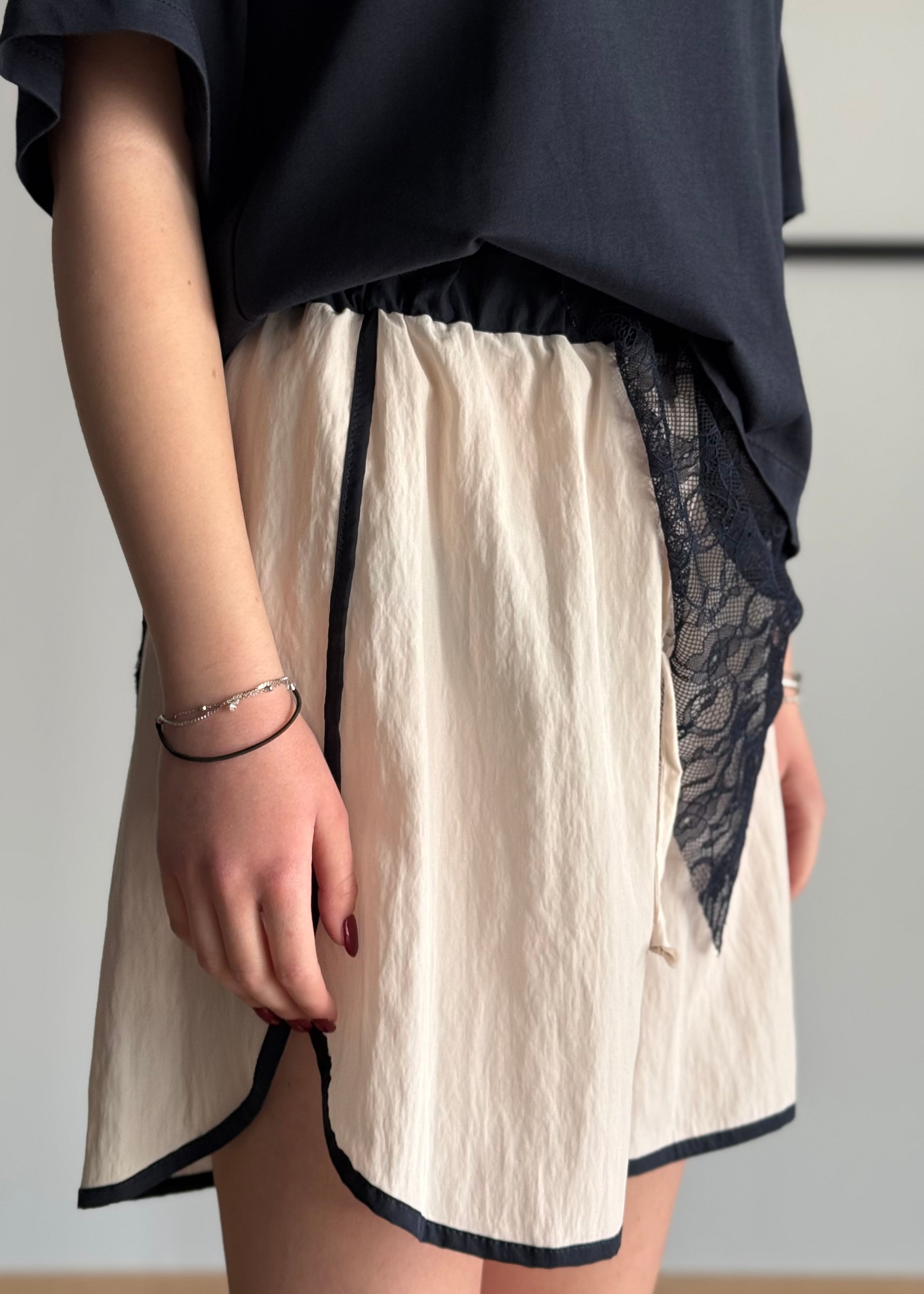 Shorts KIKISIX con profili a contrasto