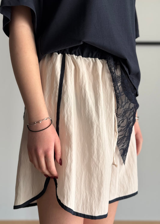 Shorts KIKISIX con profili a contrasto