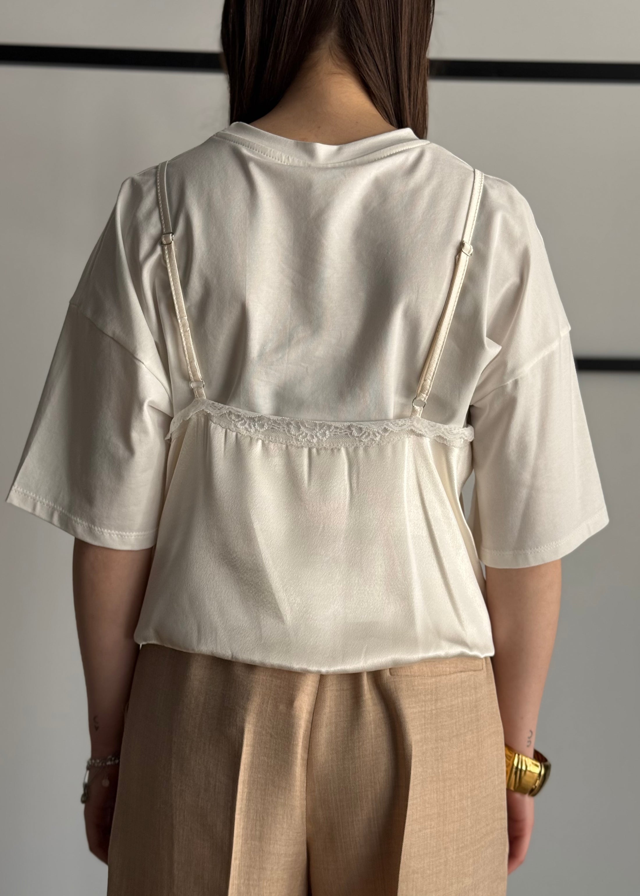 T-shirt ZAHJR con dettaglio sottoveste in pizzo
