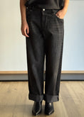 Carica l'immagine nel visualizzatore della galleria, Jeans cropped neri a gamba dritta con orlo vivo -PHILIALOFT
