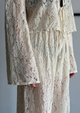 Carica l'immagine nel visualizzatore della galleria, Blusa KIKISIX in pizzo
