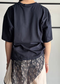 Carica l'immagine nel visualizzatore della galleria, T-shirt KIKISIX blu con pizzo
