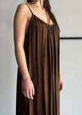Carica l'immagine nel visualizzatore della galleria, Abito lungo ZAHJR in satin moro
