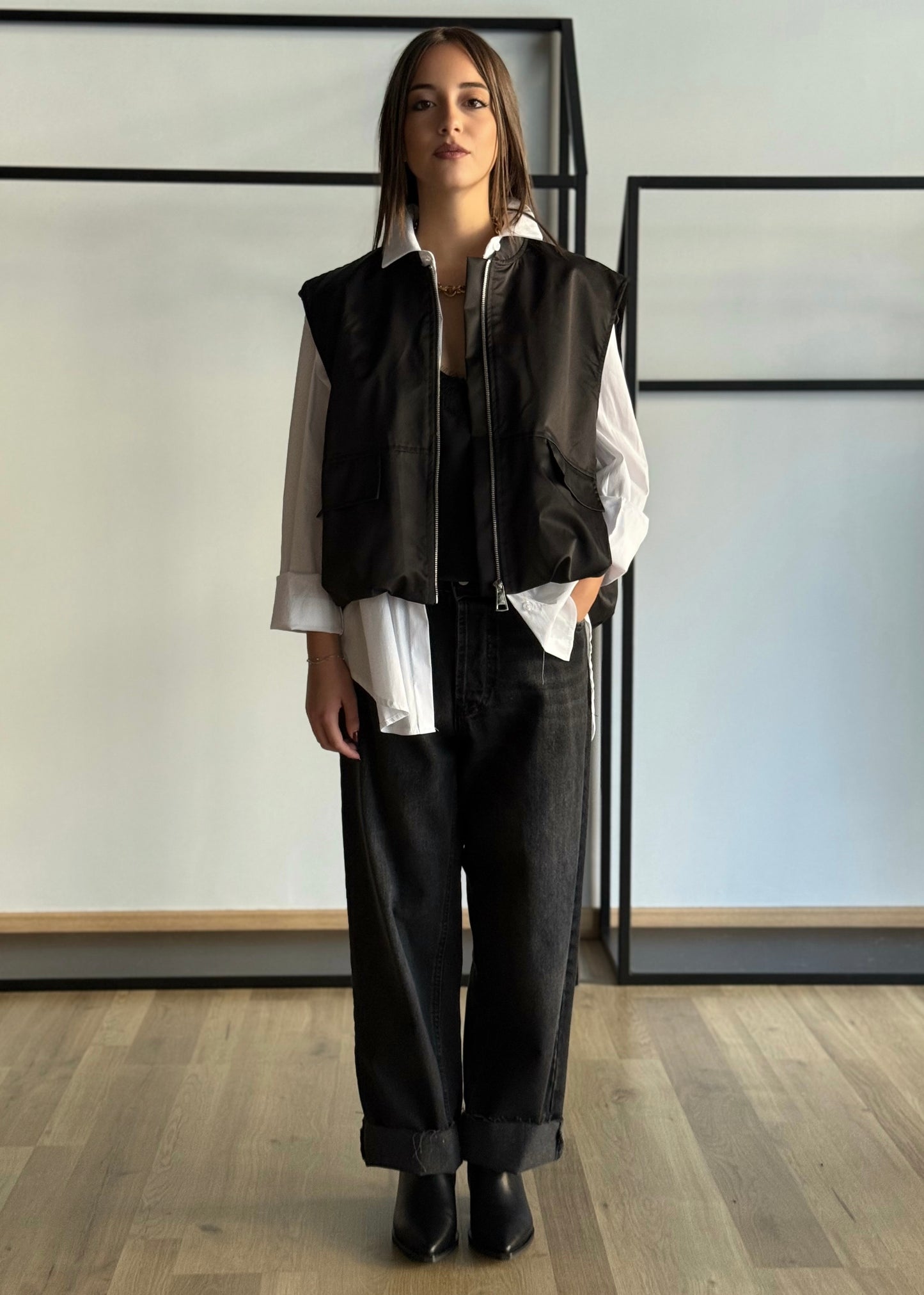 Gilet nero con zip e tasche frontali