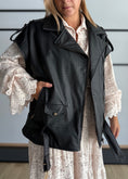 Carica l'immagine nel visualizzatore della galleria, Gilet biker nero effetto pelle intrecciata - ZAHJR
