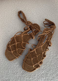 Carica l'immagine nel visualizzatore della galleria, Sandali alla schiava in suede camel
