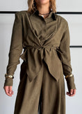 Carica l'immagine nel visualizzatore della galleria, Camicia cropped militare effetto suede - PHILIALOFT
