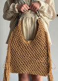 Carica l'immagine nel visualizzatore della galleria, Borsa crochet camel con frange
