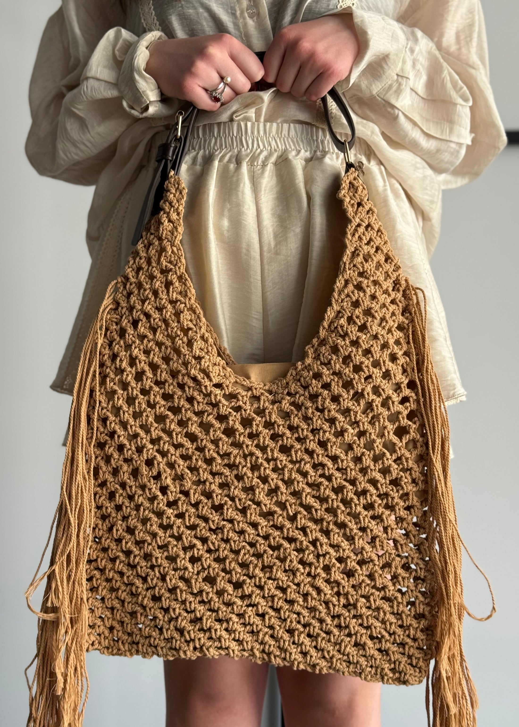 Borsa crochet camel con frange