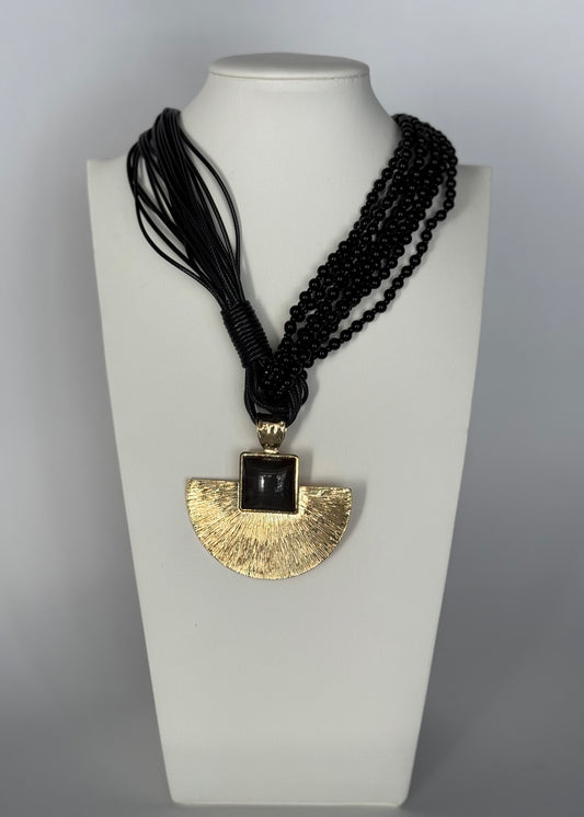 Collana multistrato con maxi pendente dorato e resina nero