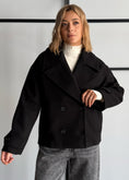 Carica l'immagine nel visualizzatore della galleria, Cappotto doppiopetto nero con maxi revers - ZAHJR
