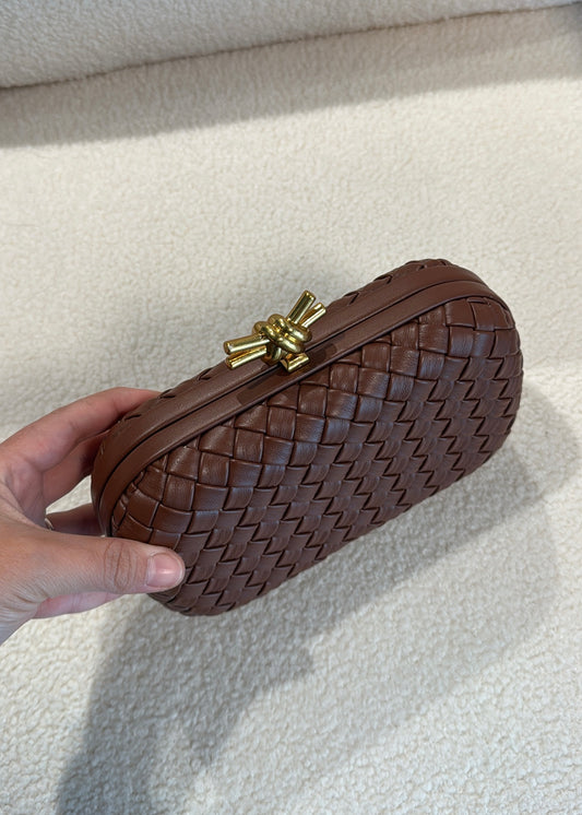 Clutch intrecciata con chiusura gold