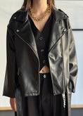 Carica l'immagine nel visualizzatore della galleria, Giacca biker oversize in ecopelle nera
