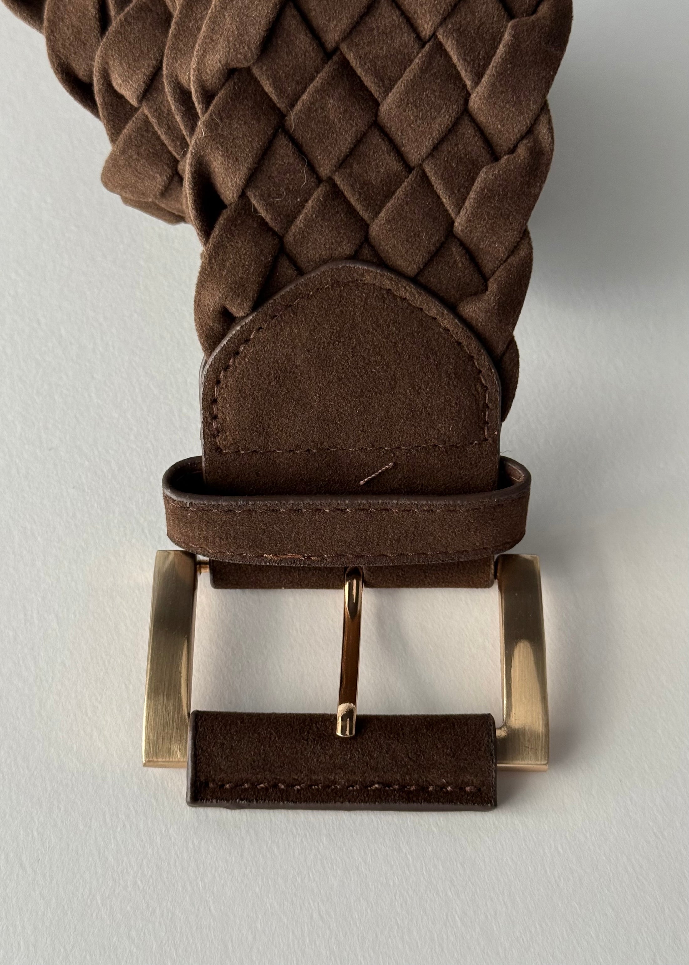 Cintura intrecciata in suede marrone con fibbia in metallo