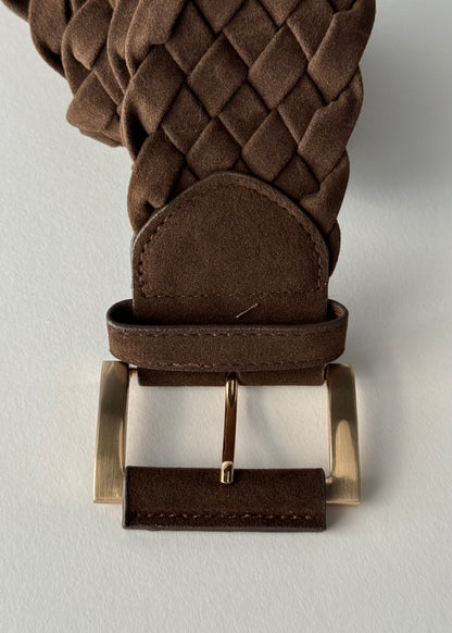 Cintura intrecciata in suede marrone con fibbia in metallo