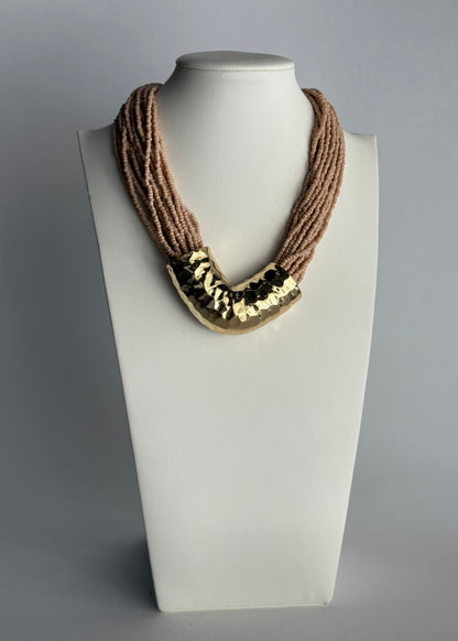 Collana multistrato con perline nude e dettaglio dorato martellato