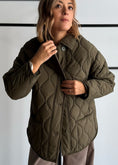 Carica l'immagine nel visualizzatore della galleria, Giacca COZY militare trapuntata con colletto in velluto
