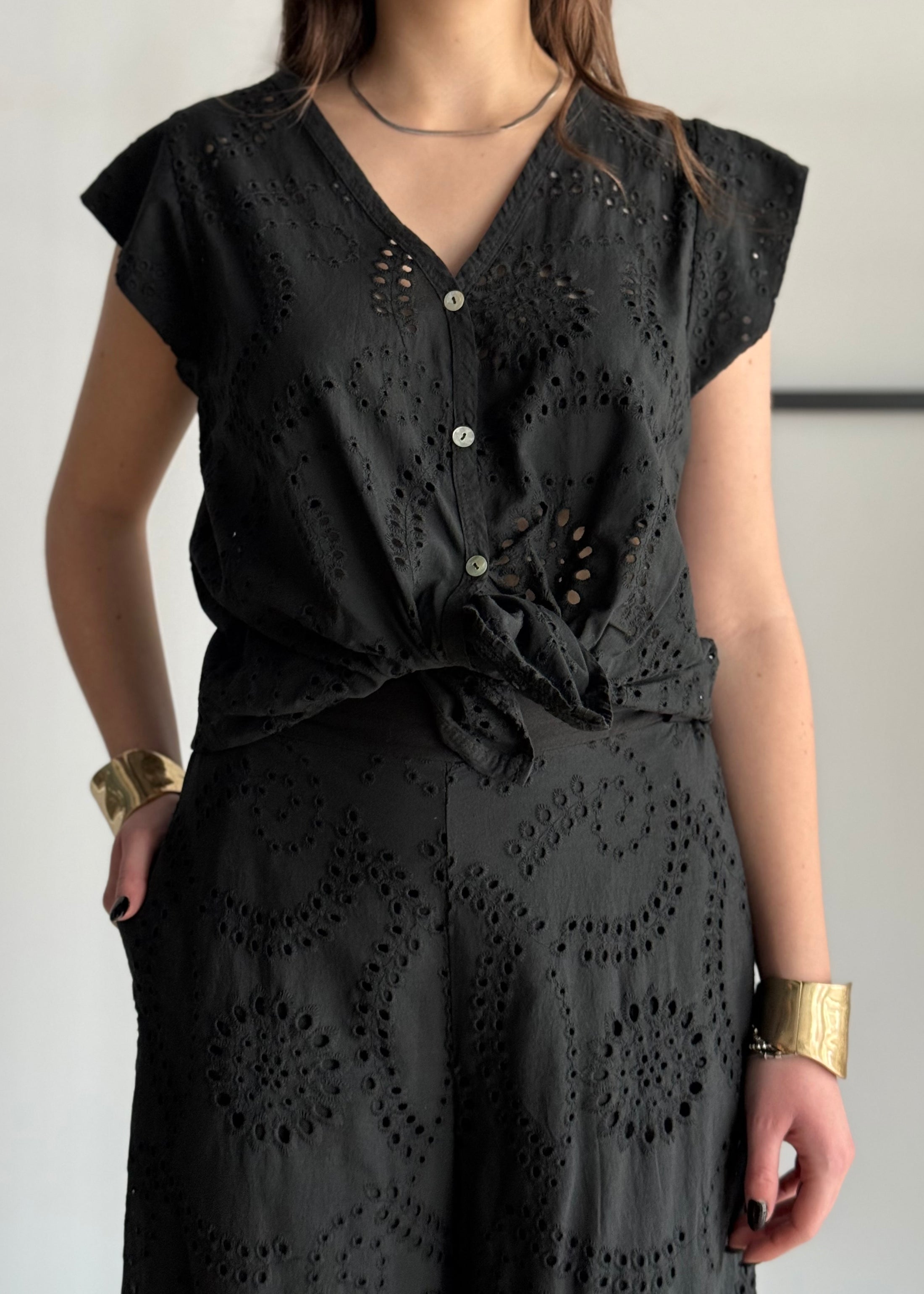 Top ZAHJR in sangallo nero