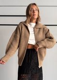 Carica l'immagine nel visualizzatore della galleria, Cardigan mastice con maxi collo e zip - KONTATTO
