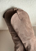 Carica l'immagine nel visualizzatore della galleria, Stivali texani THEVICE in suede taupe
