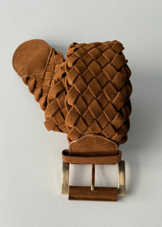 Cintura intrecciata in suede camel con fibbia in metallo