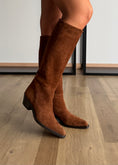 Carica l'immagine nel visualizzatore della galleria, Stivale texano scamosciato cognac OVYÈ
