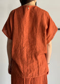 Carica l'immagine nel visualizzatore della galleria, Blusa PHILIALOFT in lino terracotta con scollo regolabile
