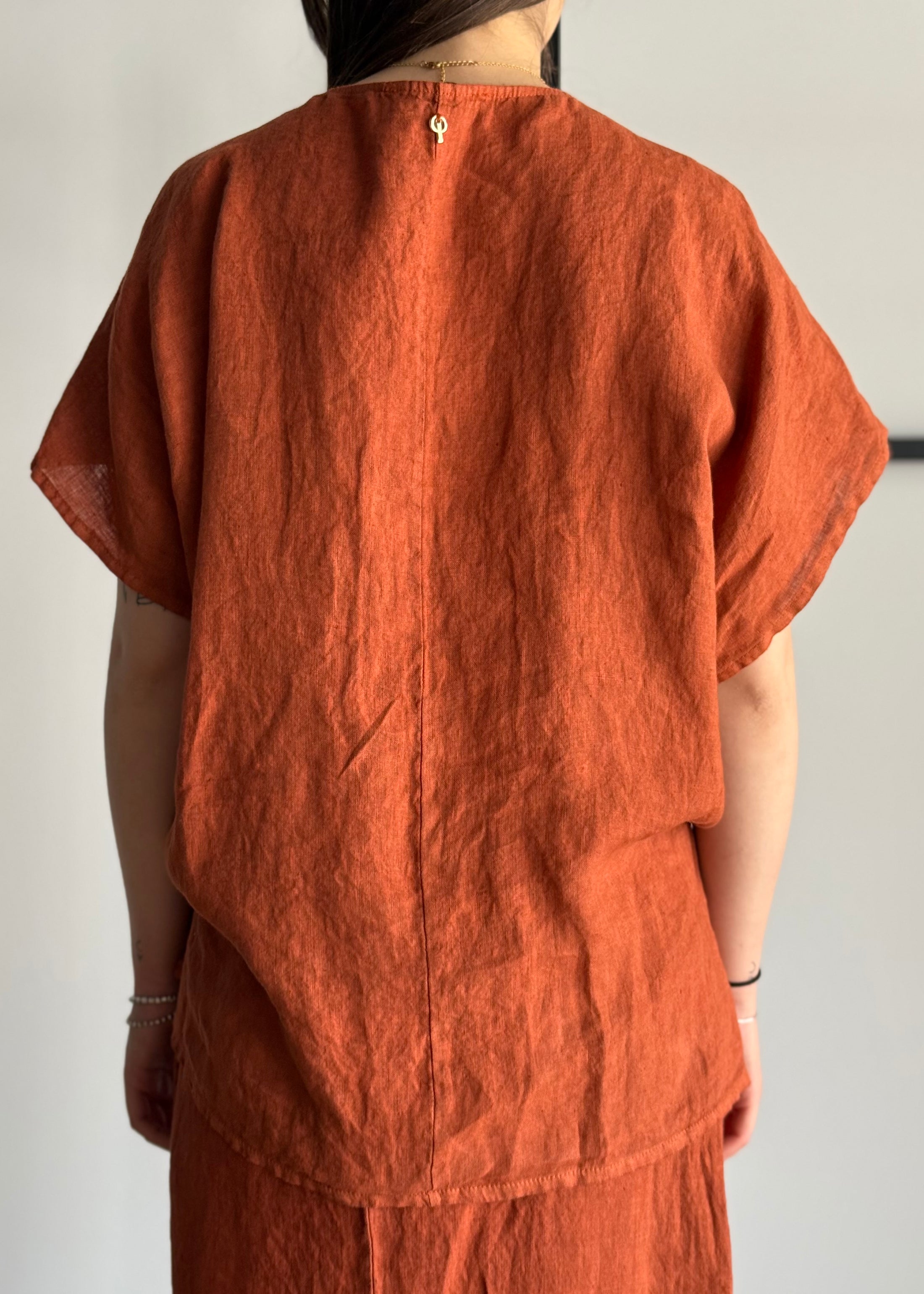 Blusa PHILIALOFT in lino terracotta con scollo regolabile