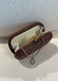 Carica l'immagine nel visualizzatore della galleria, Clutch intrecciata con chiusura gold
