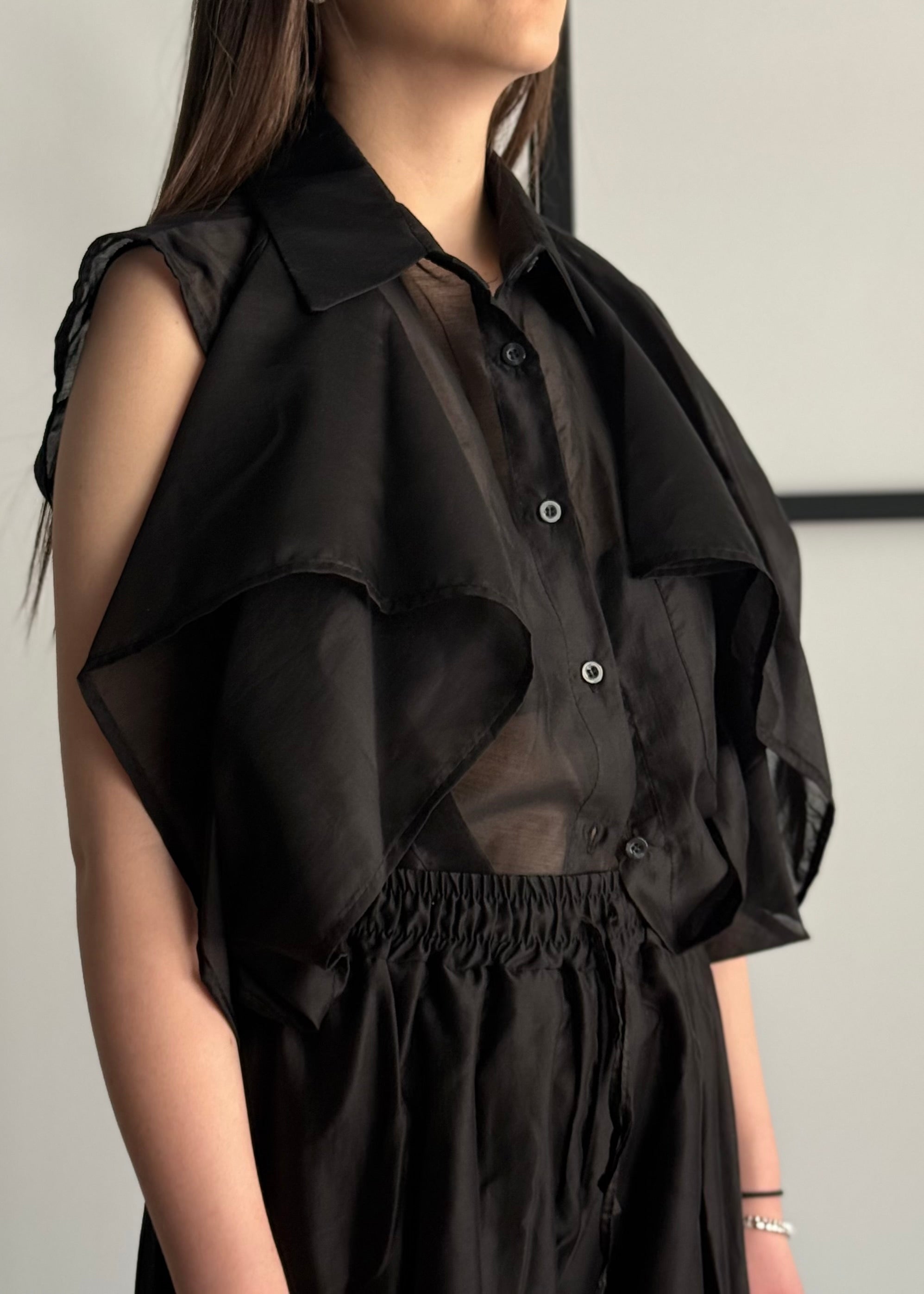 Camicia nera trasparente con volant