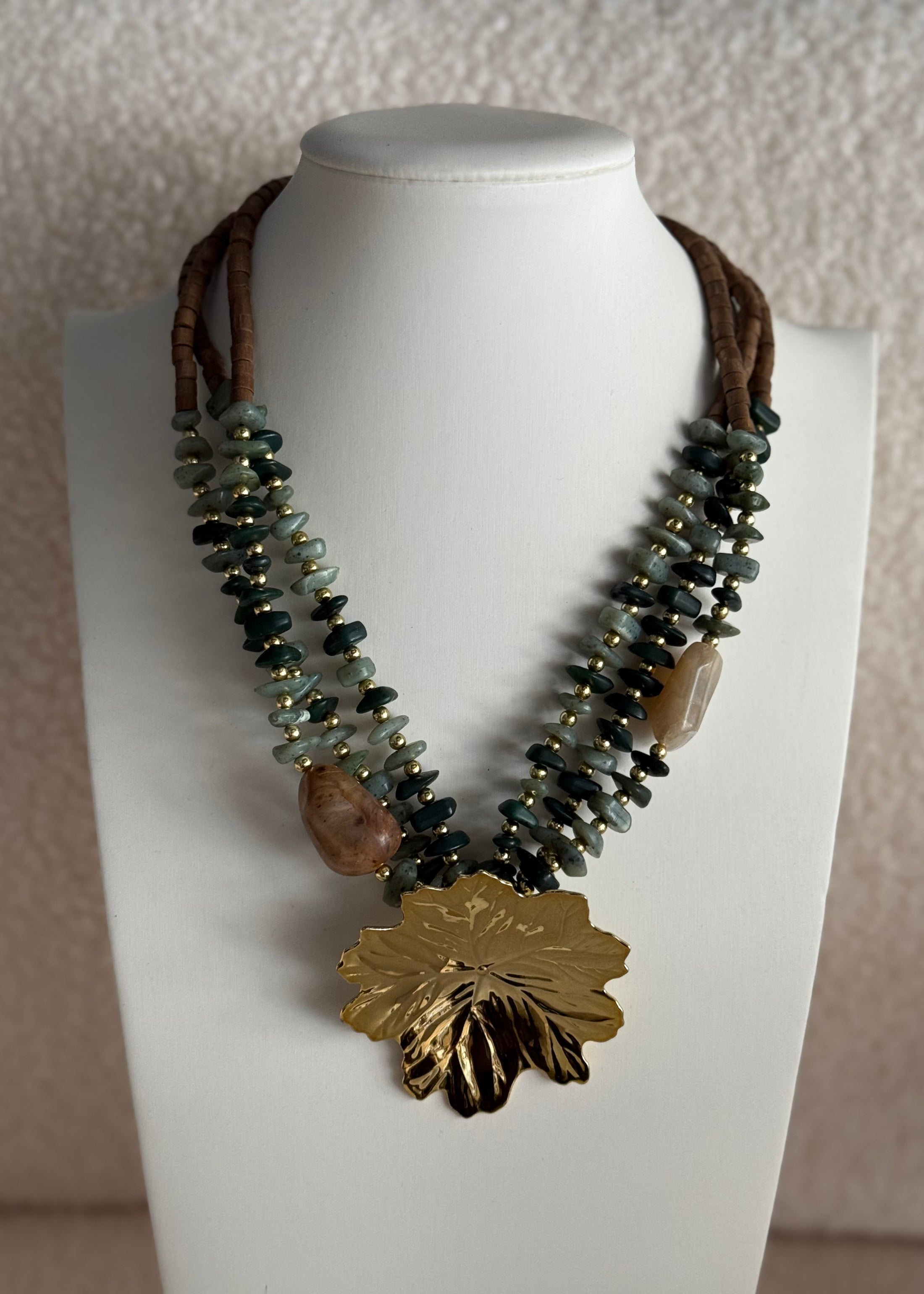 Collana con pendente foglia