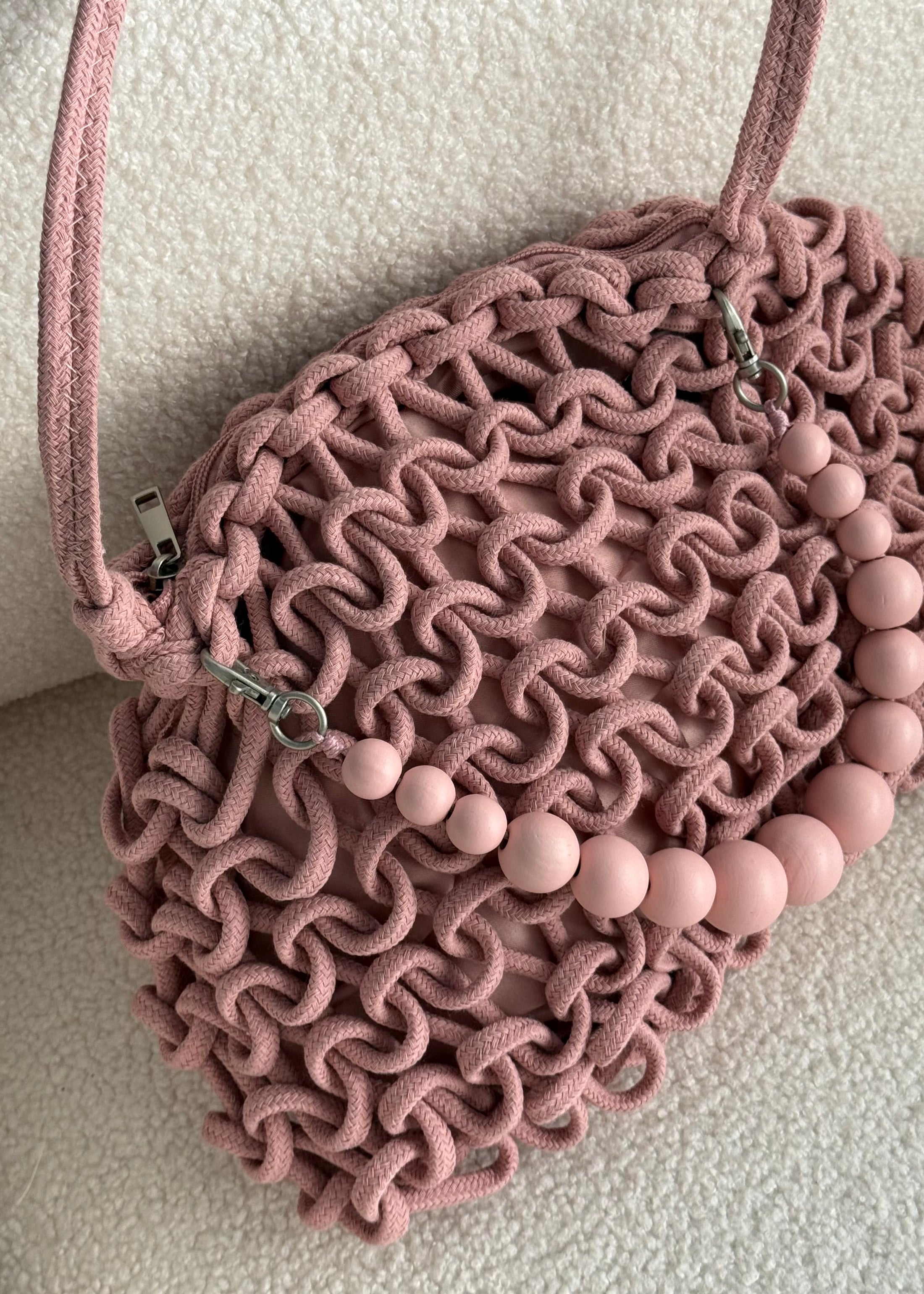 Borsa Rosa Antico in Corda Intrecciata con Tracolla e Manico di Perle