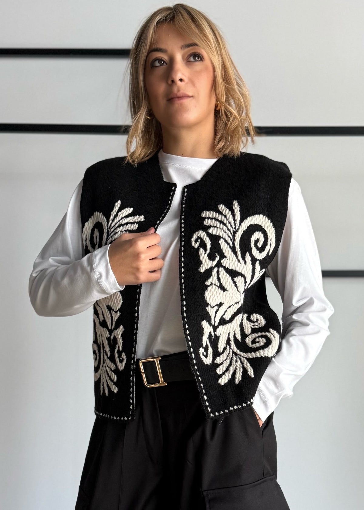 Gilet nero con ricami panna - ZAHJR