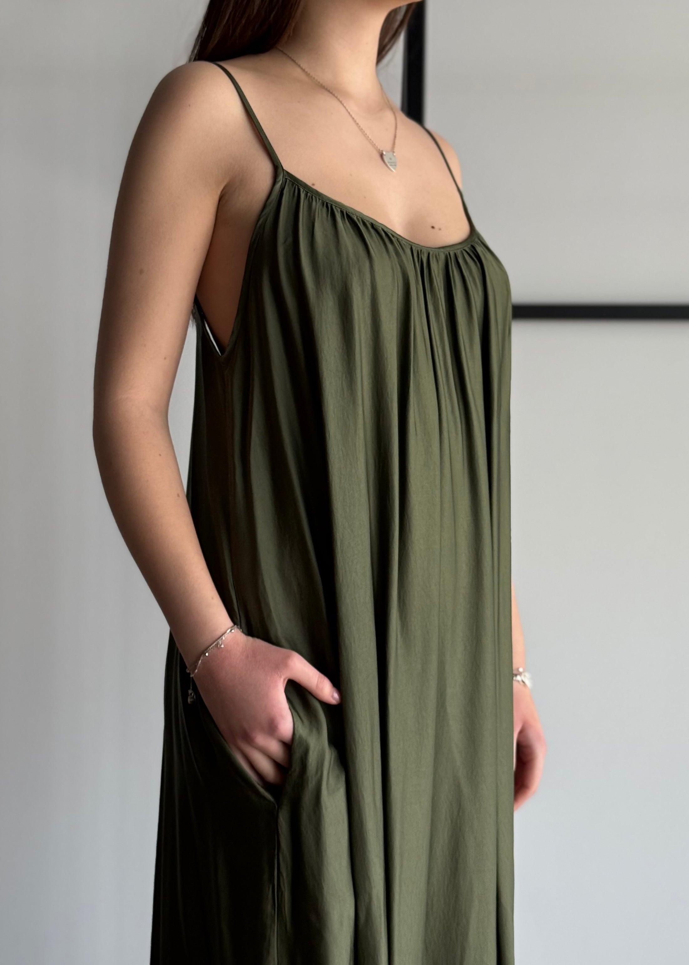 Abito lungo ZAHJR in satin militare